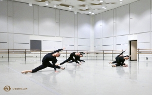 De meiden van de Touring Company maken van de gelegenheid gebruik om samen te oefenen in de dansstudio van het theater. (Foto door Rachael Bastick)