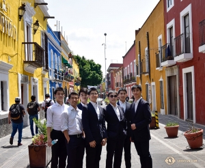 Dansers van Shen Yun Touring Company verkennen samen de straten van de oude binnenstad van Puebla. (Foto door Edwin Fu)