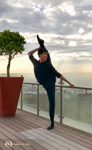 Danser Edwin Fu kijkt uit op Puebla, Mexico. (Foto door Rachel Bastick)