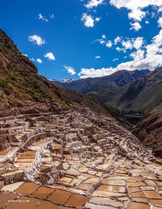 Ze nemen ook een rondleiding door de Salineras de Maras. Deze oude zoutmijnen werden gegraven in de zijkant van de Andes bergen, en gaven een indrukwekkende aanblik.