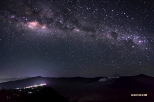 De Melkweg boven de vulkaan Bromo in Oost-Java, Indonesië, glanzend met speldenprikken van licht.