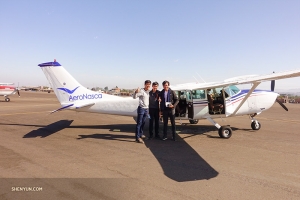 Ondertussen sluiten dansers Alex Chun en Felix Sun zich aan bij onze Zuid-Amerikaanse gastheer Mauricio Pineda-Arce in Peru om de Nazca lijnen, een reeks geogliefen in de Nazca Woestijn, te 
