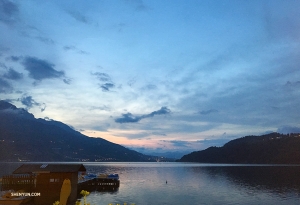 Lago di Caldonazzo, het grootste meer in de regio Trentino-alto Adige in Italië, is bijzonder betoverend in de schemering.