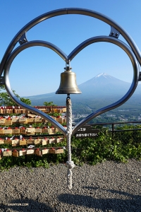 Een ander uitzicht op Mt. Fuji, op de top van de Tenjo Mountain. Een lokale mythe stelt dat als je een wens doet terwijl je deze bel luidt en door het hart kijkt naar Mt. Fuji, je wens uitkomt.