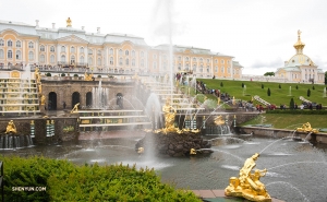 De tuinen van het Peterhof Palace in St. Petersburg, Rusland bevatten meer dan 200 standbeelden en 144 fonteinen op 500 hectare land. De Grand Cascade van fonteinen die leidt naar de paleistrappen omvat alleen al 64 fonteinen.