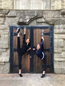 Luna Yu en Nara Cho reisden niet ver, want ze zijn op de Bashakill Vineyards in New York en genieten van het warme weer. (Foto door danseres Cindy Liu)