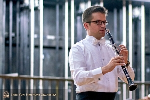 Ondertussen oefent eerste klarinettist Yevgeniy Reznik nog steeds achter de coulissen.