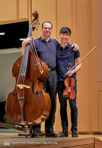 Eerste bassist Juraj Kukan en violist Austin Zhong poseren vrolijk voor de camera.