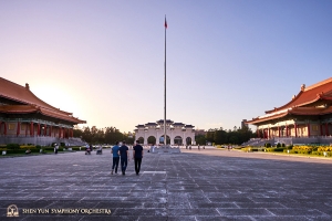 Liberty Square is aan drie kanten omgeven door belangrijke monumenten: de National Chiang Kai-shek Memorial Hall, National Theater, en de National Concert Hall.