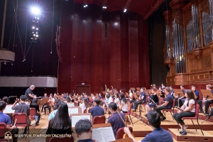 Het Symfonieorkest komt bij elkaar om te repeteren voor hun eerste concert in de National Concert Hall.
