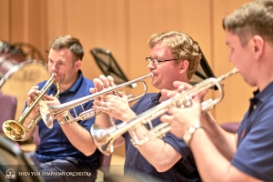 Eerste trompettist Eric Robins (l) werkt met zijn sectie.