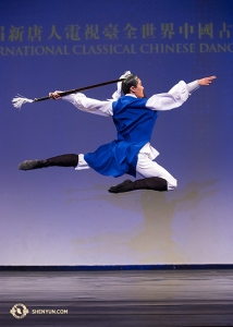 Monty Mou als Li Bai, de “Onsterfelijke dichter.” (Co-winnaar volwassen mannendivisie)