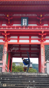 Danser Teo Yin kickt naar  het plafond van de voorpoort van Kiyomizu-dera (Niomon 仁王門). Teo zegt dat dit zijn favoriete houding is omdat het een minimale opwarming nodig heeft.... voor hem. (Foto door Ben Chen)