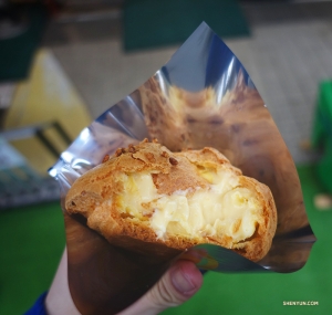 Danser Shawn Ren bijt in een zoete vanillecrème soes uit een plaatselijke winkel. (Foto door Shawn Ren)