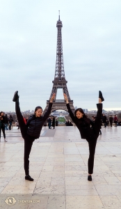 Danseressen Kexin Li (L) en Olivia Zhang vergroten de Eiffeltoren. (Foto door Tiffany Yu)