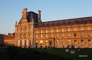 De zon gaat onder in Parijs. Tot ziens Louvre! (Foto door Kexin Li) 