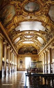Danseres Kexin Li en haar vriendinnen keken door een deur en ontdekten deze mooie zaal! Een ingewikkelde handgeschilderde plafondschildering in de Grand Gallery van het Louvre. (Foto door danser Andrew Fung) 