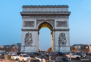De Arc de Triomphe, &eacute;&eacute;n van de beroemdste monumenten van Parijs, is een eerbetoon aan hen die voor Frankrijk hebben gevochten en zijn overleden. Voorzichtig tijdens het rondrijden - het is het centrum van 12 glinsterende autowegen! 