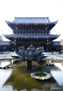 Bij een bezoek aan de Higashi Honganji Tempel (東本願寺) vindt danser Jeff Chuang een enorme lotusfontein in het water. 