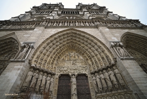 Dat klopt, Frankrijk! Een reis naar Parijs zou niet compleet zijn zonder een bezoek aan de Notre-Dame kathedraal. Hier is de prachtige westgevel afgebeeld. (Foto door Annie Li)