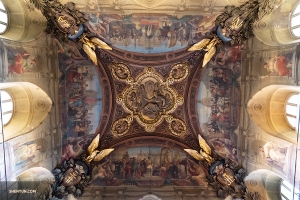 Een ingewikkelde handgeschilderde plafondschildering in de Grand Gallery van het Louvre. (Foto door danser Andrew Fung) 