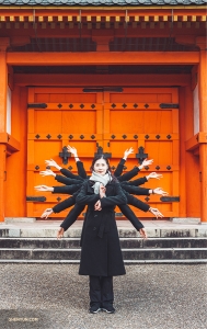 Geen foto's binnen! Yoriya Kikukawa en Shen Yun World Company dansers herscheppen hun eigen duizend armen Kannon buiten de Sanjusangendo Tempel, waar 1.000 van dergelijke beelden staan. (Foto door Michelle Wu) 