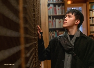 Monty Mou bekijkt de schappen vol met dans- en operaboeken in het bibliotheekmuseum van het Palais Garnier. (Foto door Andrew Fung) 