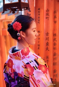 Danseres Stephanie Guo neemt de sfeer van de Thousand Vermillion Gates in zich op. (Foto door Lily Wang) 