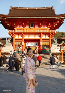Danseres Pamela Du poseert voor de Fushimi Inari-taisha Shrine in Kyoto. 