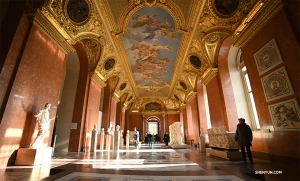 E&eacute;n van de vele sierlijke gangen en plafondkunst van het Louvre. (Foto door projectioniste Annie Li) 