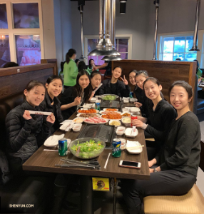 In Arizona kan Shen Yun New York Company nauwelijks wachten om te beginnen met het bereiden van hun Koreaanse barbecue. 