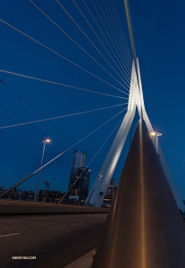Toen deze brug voor het eerst werd gebouwd, slingerde hij onder hoge windsnelheden. Goed dat ze wat aanpassingen hebben gedaan voordat wij er overheen liepen. (Foto door Andrew Fung)