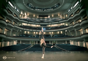 Ondertussen, in Charlotte, NC, warmt danseres Hannah Rao zich op in het Belk Theater van het Blumenthal Performing Arts Center. (Foto door eerste soliste Kaidi Wu)