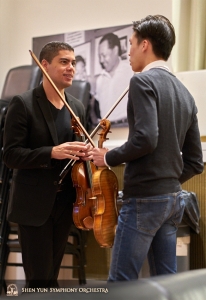 Violisten Gustavo Briceno en Austin Zhong maken een babbeltje.