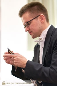Eerste klarinettist Yevgeniy Reznik controleert zijn instrument in de pauze.