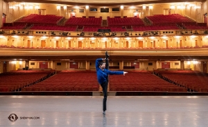 Intussen warmt danser Ty Chen zich op voor het eerste optreden van Shen Yun Global Company in het War Memorial Opera House in San Francisco.

(Foto door Zhiheng Li)