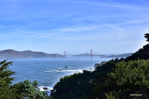 Zo dichtbij, maar toch zo ver weg: de kilometerslange Golden Gate Bridge van veraf gezien.

(Foto door Johnny Chao)