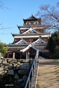 Hiroshima Castle stelt niet teleur. Het hoofdgebouw is vijf verdiepingen hoog en de bovenste verdieping biedt een panoramisch uitzicht over de stad.

(Foto door eerste soliste Angelia Wang)