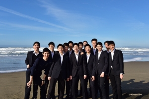 De kostuums en schoenen weerhouden deze dansers er niet van om het strand te bezoeken.

(Foto door Johnny Chao)