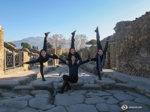 Sophie Xie biedt haar collega's (van links naar rechts) Xindi Cai, Ceci Wang en Jenni Song ondersteuning terwijl ze balanceren op de stad die goed bewaard is gebleven door de as van de uitbarsting van de berg Vesuvius in 79 na Chr. 

(Foto door danseres Diana Teng)