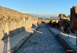 Een glimp van de verre maan boven één van de wegen in Pompeii.

(Foto door Rachael Bastick)