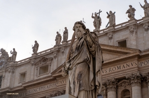 Onder de vele sierlijke beelden van de renaissance-architectuur is er één van Sint Pieter zelf.

(Foto door eerste solist William Li)
