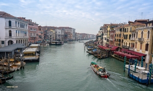 Eén van de belangrijkste kanalen voor waterverkeer in Venetië, het bijna 4 km lange Canal Grande, splitst de 118 eilanden die samen de stad vormen.

(Foto door Andrew Fung)