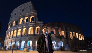 Bij het verkennen van Rome bij maanlicht neemt danser Kim Jisung even de tijd om voor het Colosseum te poseren.

(Foto door Andrew Fung) 