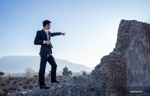 Danser Eric Lam wijst de weg in Pompeii.

(Foto door William Li)