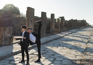 Multi-tasking dansers William Li (links) en Jeff Sun.

(Foto door danser Daniel Jiang)