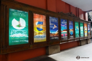Shen Yun arriveert in Sydney's Capitol Theater en ziet een presentatie van Shen Yun posters uit het verleden en het heden. (Foto door Jeff Chuang)