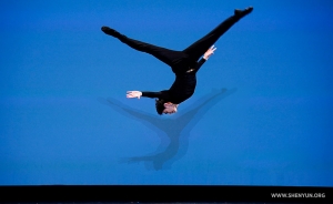 Allen Liu voert een “Layout step out” uit. (Gedeelde-winnaar goud, volwassen mannen)
