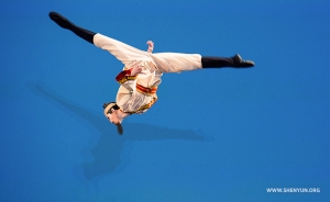 “Layout step out” door Johnny Tsai in zijn zelf uitgekozen dans. (Gedeelde-winnaar goud, junioren mannen)