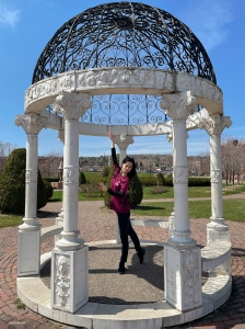 Het prachtige Leif Erikson Park is één van Duluth's meest populaire parken. Eerste soliste Linjie Huang poseert onder de Corinthische zuilen.
